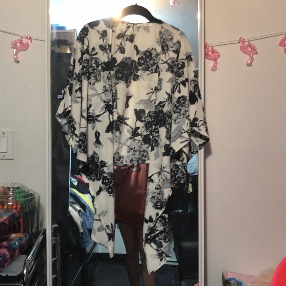 Great condition barely worn floral tie-up shawl